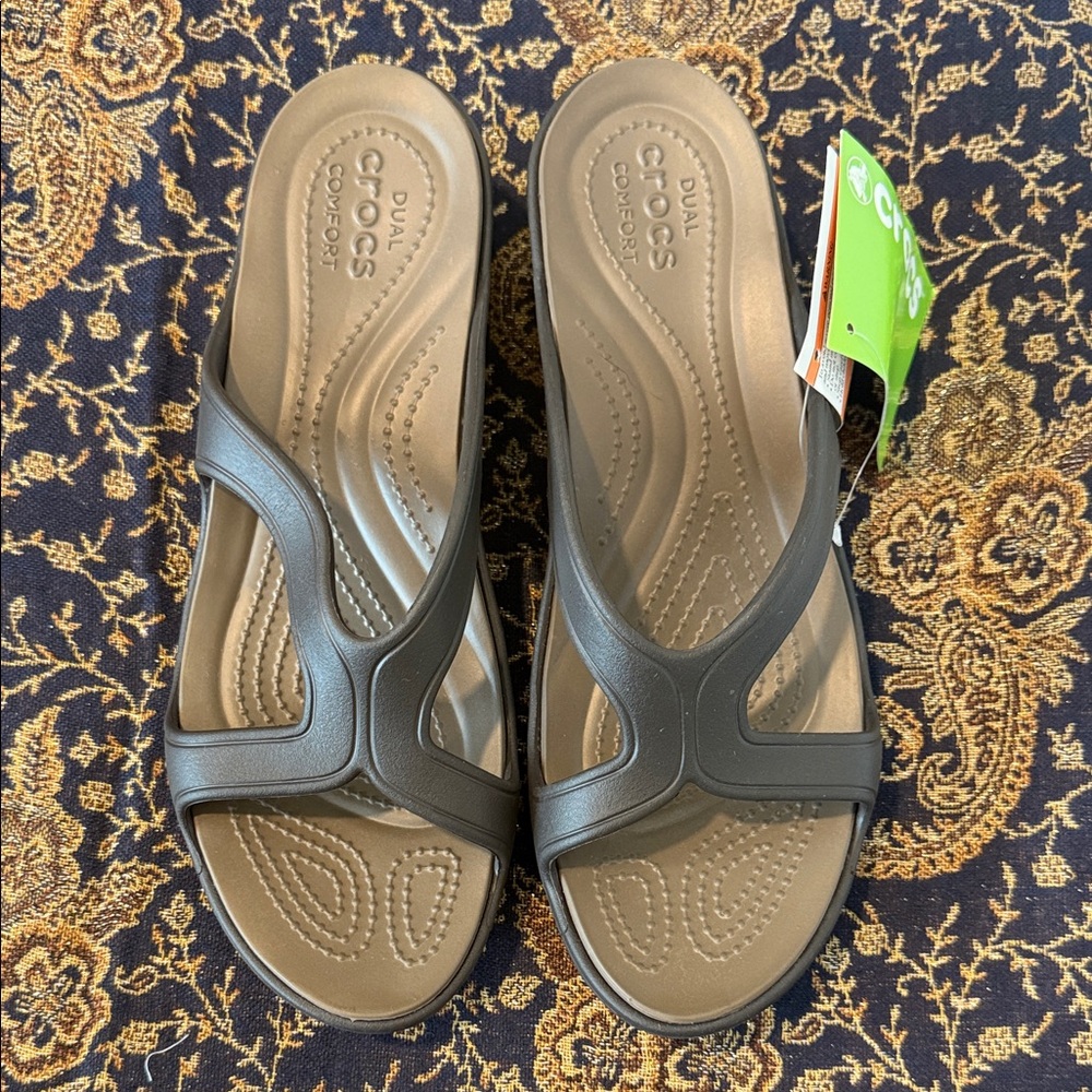 New CROCS Sanrah Wedge Sandals, size 10 (C6)